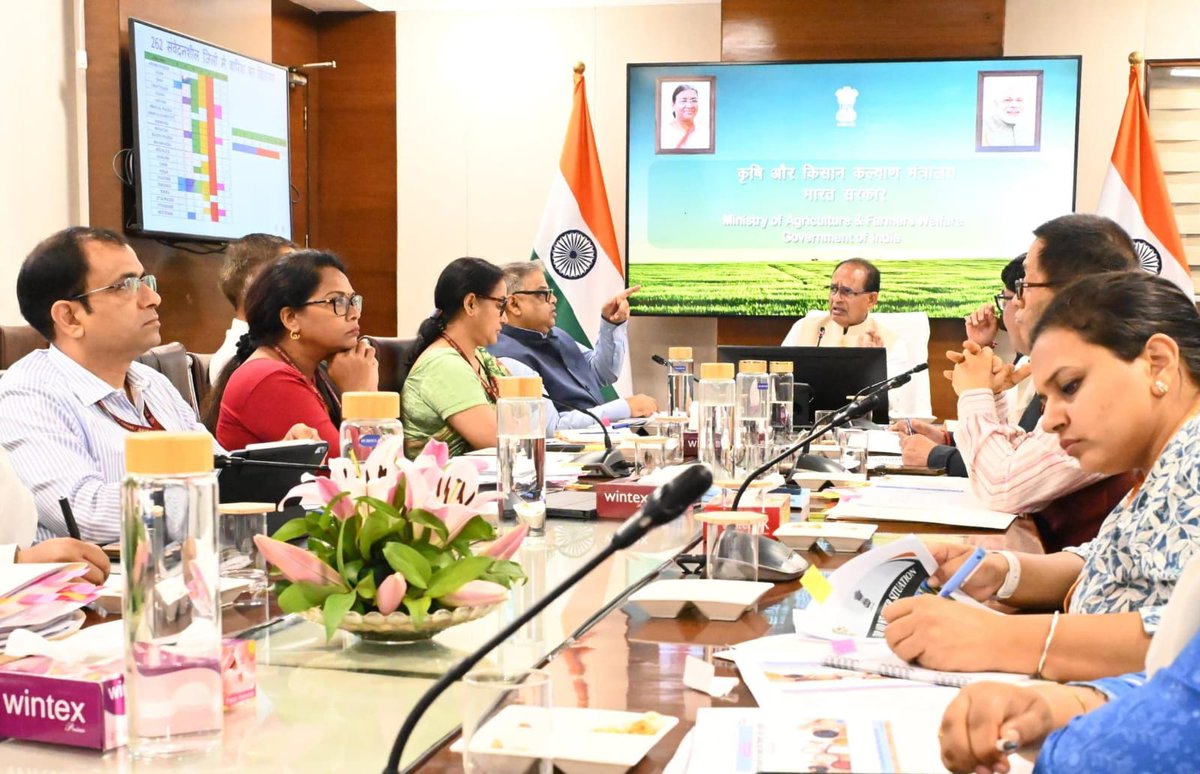 AgriGoI's tweet photo. माननीय केंद्रीय कृषि एवं किसान कल्याण मंत्री श्री शिवराज सिंह चौहान ने कृषि भवन, नई दिल्ली में कृषि एवं किसान कल्याण विभाग के सचिव श्री अतीश चंद्रा, सचिव (डेयर) एवं महानिदेशक (आईसीएआर) डॉ. एम.एल. जाट तथा कृषि एवं किसान कल्याण मंत्रालय के वरिष्ठ अधिकारियों की गरिमामयी उपस्थिति में कृषि क्षेत्र की साप्ताहिक समीक्षा बैठक की।

माननीय मंत्री ने सूखे, अल-नीनो तथा मानसून का कृषि क्षेत्र पर पड़ने वाले संभावित प्रभाव, वर्तमान कृषि परिदृश्य तथा किसानों के हित में आवश्यक तैयारियों एवं रणनीतियों की विस्तृत समीक्षा की।  

#ShivrajSinghChouhan
#IndianAgriculture
#AgriGOI
