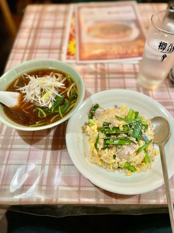 SAM_twt's tweet photo. 【町中華紀行256】錦糸町「嘉悦園」

これは「錦糸町ブラック」！？

大陸系濃いめ醤油ラーメン＋豚バラニラ炒飯で満足😋 

リーズナブル本格派

詳細👇 https://t.co/8Ee9gKeqQR

#町中華 #錦糸町 #中華料理 https://t.co/opoRK5xo3Z