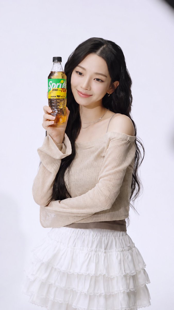 aespaMYGALLERY's tweet photo. Pretty girl with her Sprite
#KARINA #카리나 #aespa #에스파 https://t.co/ubQbJAadzt