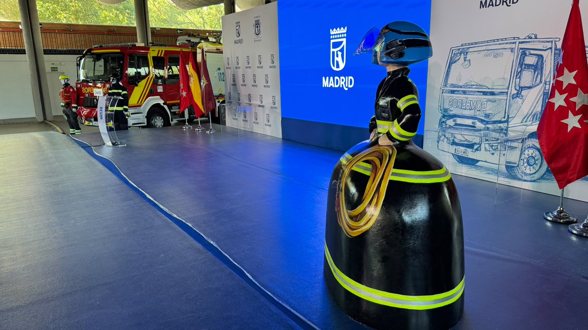 BomberosMad's tweet photo. ¡Todo listo para la entrega de diplomas de la promoción de 60 Bomberos Conductores Especialistas! 

Culmina una intensa etapa de formación y comienza una nueva etapa al servicio de la ciudadanía. https://t.co/0Z6uqUCB0D
