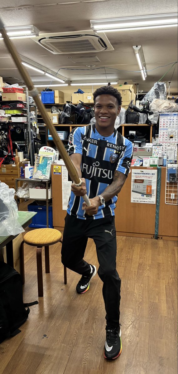 frontale_staff's tweet photo. 【#2026_27川崎商店街回り 宿河原】

次に寄ったのは、
竹島武道具さんです‼︎

マルちゃんも剣道に興味津々。
凄く似合ってます‼︎

#frontale https://t.co/kil69GC7Dd