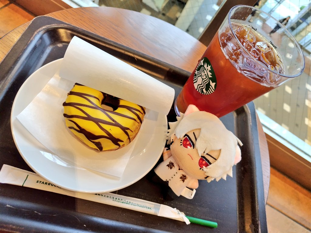 tapioka_1313's tweet photo. ひと休憩( *´ω`* )バナナチョコドーナツめちょうんまい https://t.co/bsIpe84QHx