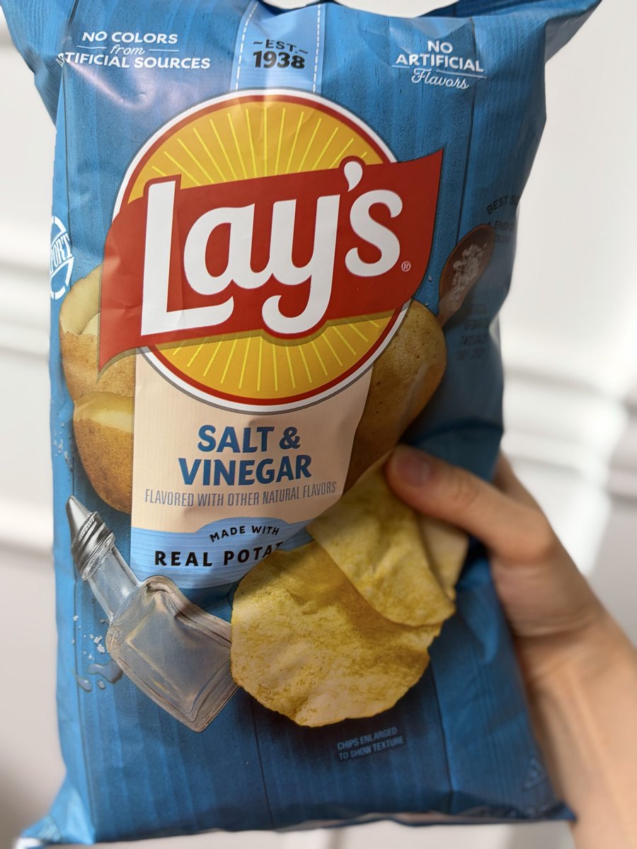 natsunote76's tweet photo. 레이즈 솔트앤비니거, 호불호 끝판왕인데 나는 완전 취향!!!!!!
🇺🇸 Lay’s Salt & Vinegar
#���이즈 #감자칩 #과자추천 #간식 #LayS #SaltAndVinegar #PotatoChips #SnackTime #Foodie #FYP https://t.co/2Cq7QRC4Eb
