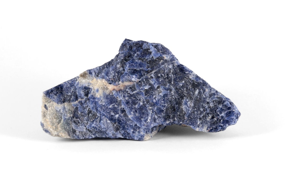 kirari_ishi's tweet photo. 本日は、ソーダライト(方曹達石:Sodalite)を出品しました。
ゴツゴツした原石と楕円形状に加工された磨き石です。紺色の石に白色の脈や斑模様が入っています。

https://t.co/x4IattF3A6

#ソーダライト #方曹達石 #sodalite #鉱物 #天然石 #原石 https://t.co/BXcar6WDii