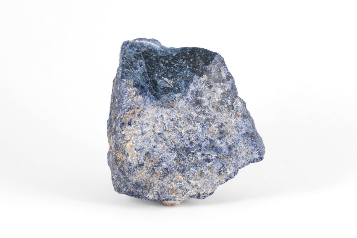 kirari_ishi's tweet photo. 本日は、ソーダライト(方曹達石:Sodalite)を出品しました。
ゴツゴツした原石と楕円形状に加工された磨き石です。紺色の石に白色の脈や斑模様が入っています。

https://t.co/x4IattF3A6

#ソーダライト #方曹達石 #sodalite #鉱物 #天然石 #原石 https://t.co/BXcar6WDii