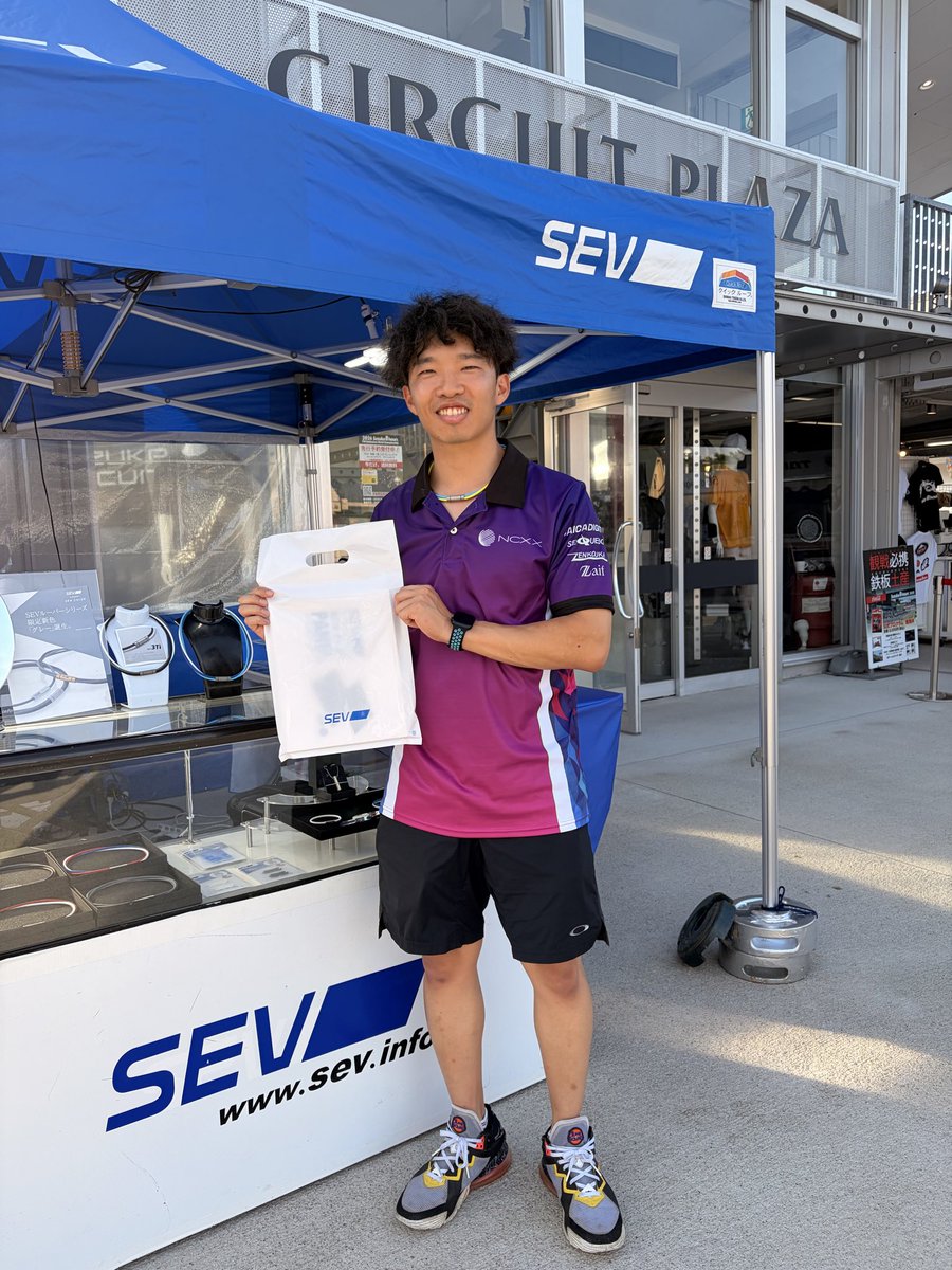SEV35520360's tweet photo. NCXX Racing with RIDERS CLUB
伊達悠太選手
ライド後にありがとうございました🙇
明日、明後日の走行頑張ってください🏍️👊
#鈴鹿8耐
#SUZUKA
#鈴鹿サーキット
#8耐
#伊達悠太　選手
#NCXXRacingwithRIDERSCLUB
#YU__TA__64 https://t.co/9w5izRJD4Q