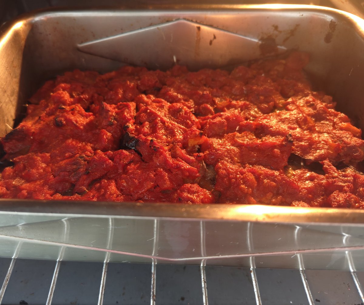 cucina_eri's tweet photo. 今日は朝からずっと涼しい予報だったのでナスとズッキーニを揚げてパルミジャーナ作りました。
30℃届かないってー https://t.co/5l5GWBX4rJ