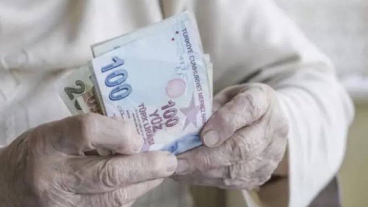 clickshaber's tweet photo. Türkiye’de emeklilik yaşının 72 olması gündemde. (Sözcü) https://t.co/8ubbBYiO8i