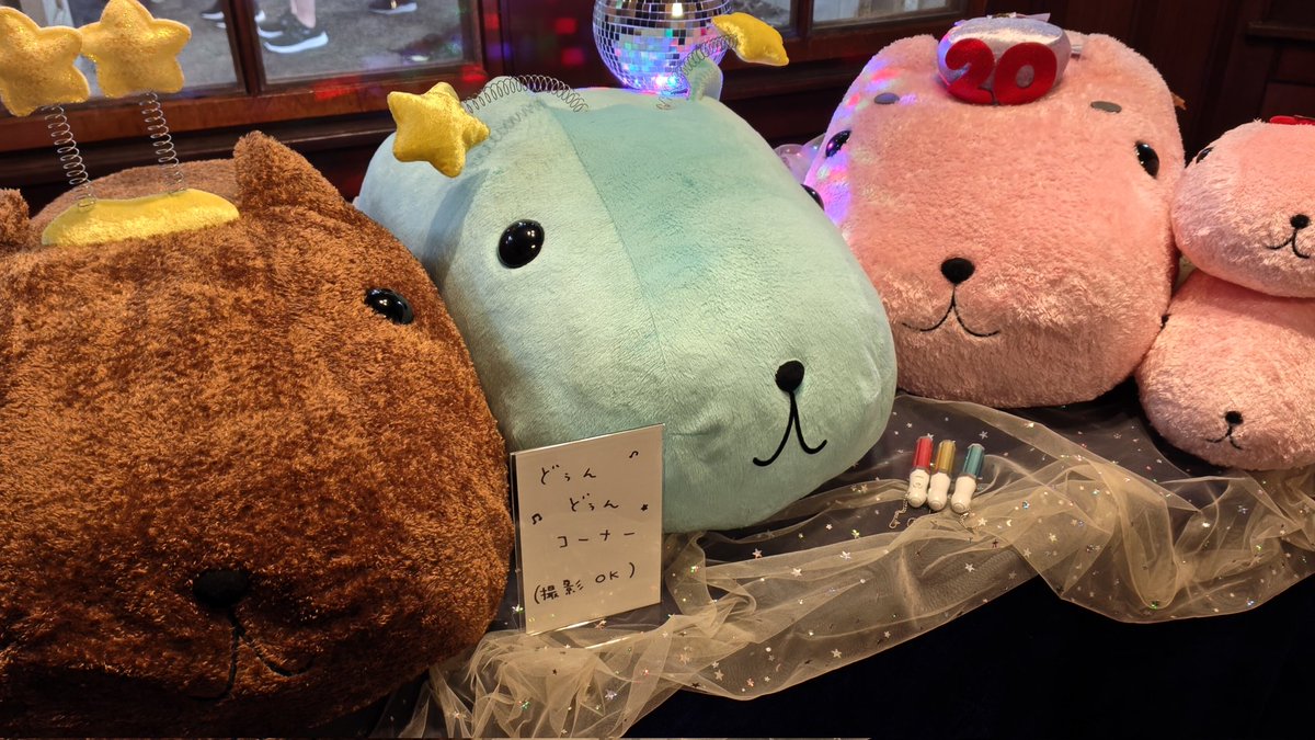 erichang0602's tweet photo. #カピバラさん20周年の思い出展
今日行ってきました！
10時に到着して物販いけたのが11:40くらい。グッズもほぼなかったのが残念でした💦

でも原画拝見できて楽しかったし、チダ先生とも写真撮らせて頂きました。感謝感謝❤️
これからも応援し続けます！ https://t.co/VTDsxemuKq