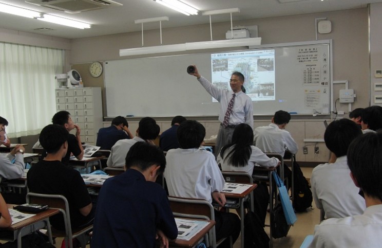 MLIT_KOBE's tweet photo. #兵庫県立豊岡総合高等学校 にて、海事産業に触れる機会が少ない１年生の皆さんに向け、まずは港の色々な仕事に関心を持っていただくため、船にまつわる仕事について #出前授業 を行いました。
「港や工場の見学に行ってみたい」などの声をいただきました。
https://t.co/XQiueEqp7w
#神戸運輸監理部 https://t.co/mWe523DMSC
