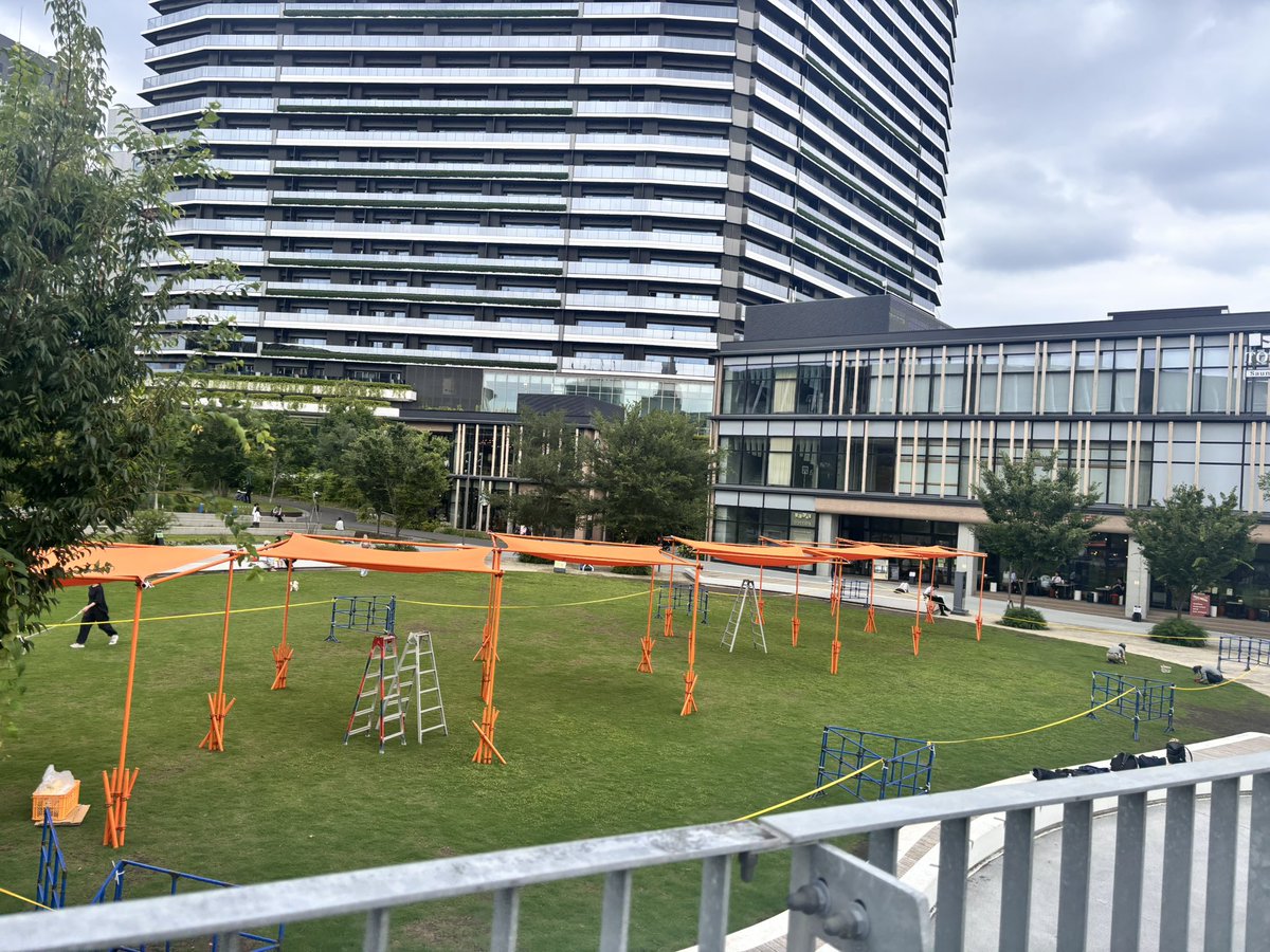 pomupomupou's tweet photo. デカメメルの場所に日よけの屋根が設置されていました⛱️🧡
4月はなかったから、暑さ対策としてPMGAさんが用意してくださったのかな…🥹
何から何までありがとうございま���……😭❣️
思慮深い。カッコいい。 https://t.co/38lCobrv5Y