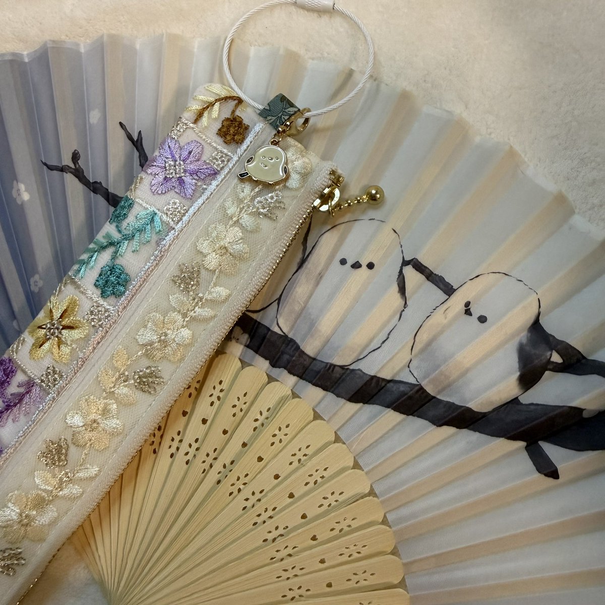 rizatchi's tweet photo. #鳥フェス浅草 なので鳥さんの柄の扇子を探しました
インコは見つけられませんでしたが、 #シマエナガ と #ペンギン を見つけたので、こちらの組み合わせにしてみました
1つ追加で作りました
前の物もお持ちしますので、どちらかお選びください
 #インコ柄布小物みくちぇりの店 https://t.co/g6Gb0A4XLX