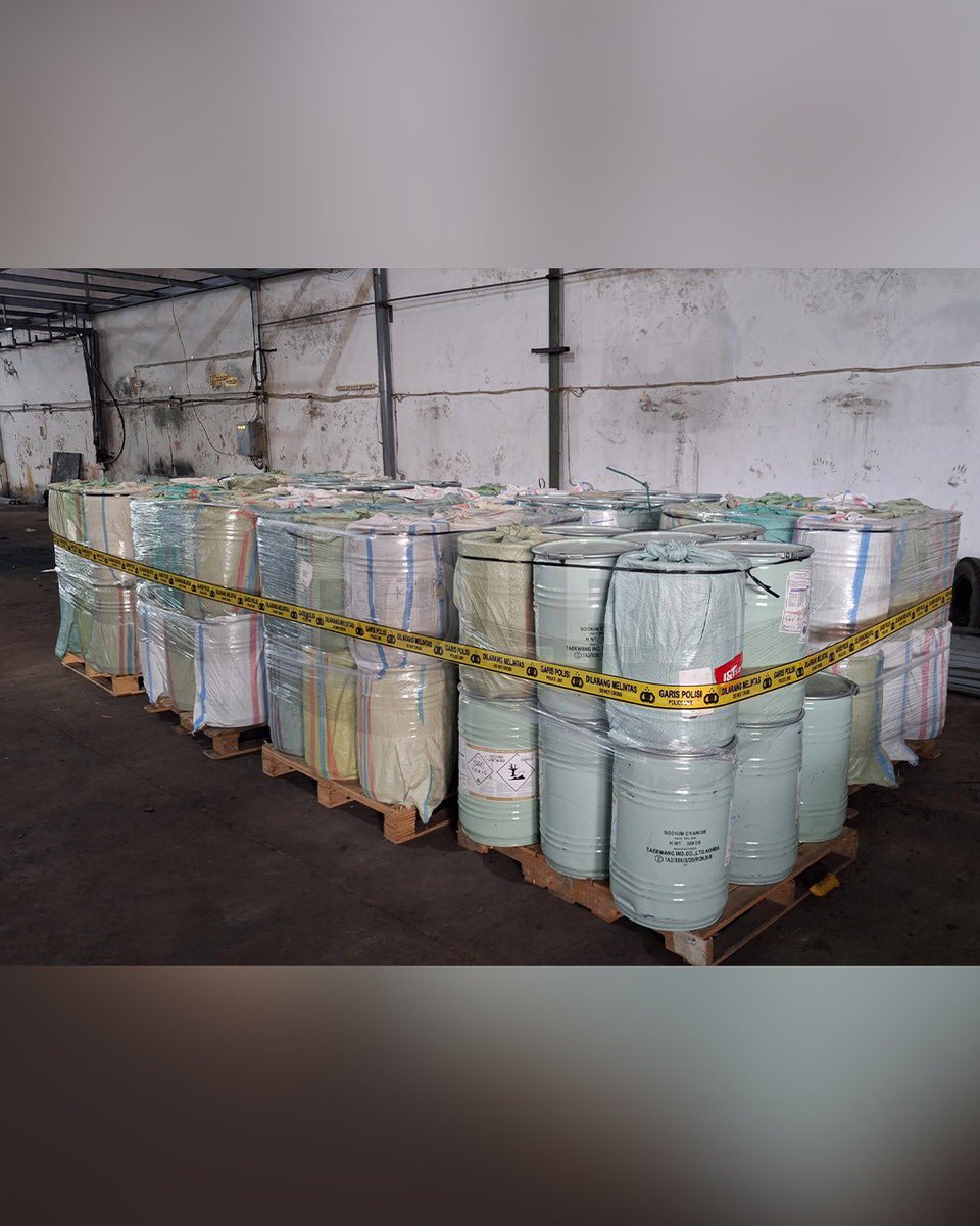DivHumas_Polri's tweet photo. Dittipideksus Bareskrim Polri telah mengungkap jaringan perdagangan bahan kimia berbahaya dengan menyita belasan ton sianida ilegal. Sebanyak 362 drum atau setara 18,1 ton sodium sianida diamankan petugas dari tiga lokasi penyimpanan yang berbeda di wilayah Jakarta dan Bekasi. Dalam pengungkapan itu, polisi mengamankan dua tersangka utama serta menyita barang bukti 362 drum atau 18,1 ton sodium cyanide dengan nilai taksiran mencapai Rp 14.555.268.000

“Ada dugaan perdagangan sianida ilegal kepada penambang emas tanpa izin di beberapa daerah di Indonesia yang diduga merupakan hasil impor dari China," ucap Dirtipideksus Bareskrim Polri, Brigjen Pol. Ade Safri Simanjuntak, S.I.K., M. Si., dalam keterangannya Rabu (1/7). 

Atas perbuatannya, para tersangka dijerat Pasal 106 juncto Pasal 24 ayat (1) UU Nomor 7 Tahun 2014 tentang Perdagangan sebagaimana telah diubah dengan UU Nomor 6 Tahun 2023 tentang Cipta Kerja dan/atau Pasal 62 juncto Pasal 8 ayat (1) UU Nomor 8 Tahun 1999 tentang Perlindungan Konsumen, dengan ancaman hukuman pidana maksimal empat tahun penjara serta denda paling banyak 10 miliar rupiah.