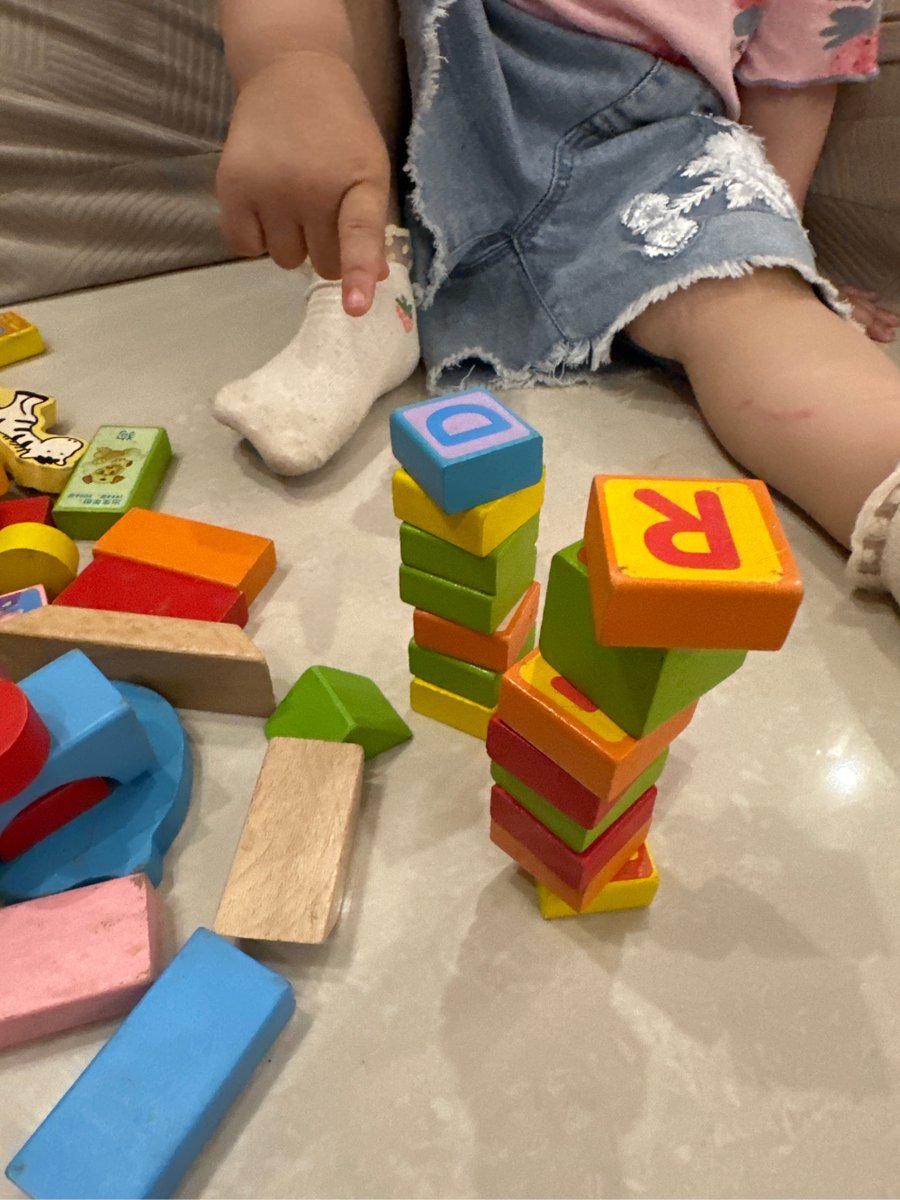 nofearnawa's tweet photo. [Today’s fun: building a tiny block castle with my 5-year-old! No screens, just giggles and “I’m the king!” shouts  #FamilyFun #ParentingWin]， https://t.co/5504pV7g9T