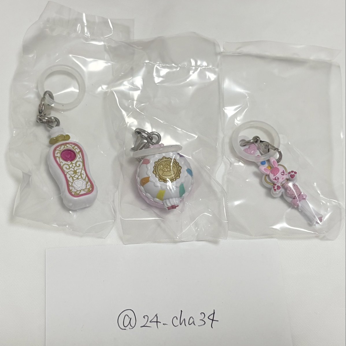 24_cha34's tweet photo. @ria_7288797 初めまして、こんにちは。
検索よりお声がけ失礼いたします。
ココロパフューム、ヒーリングステッキ所持しているのですが、カードコミューンホワイト2点との交換は可能でしょうか？
郵送での交換を希望しております。
ご検討いただけますと幸いです。 https://t.co/3FdEOGyftp