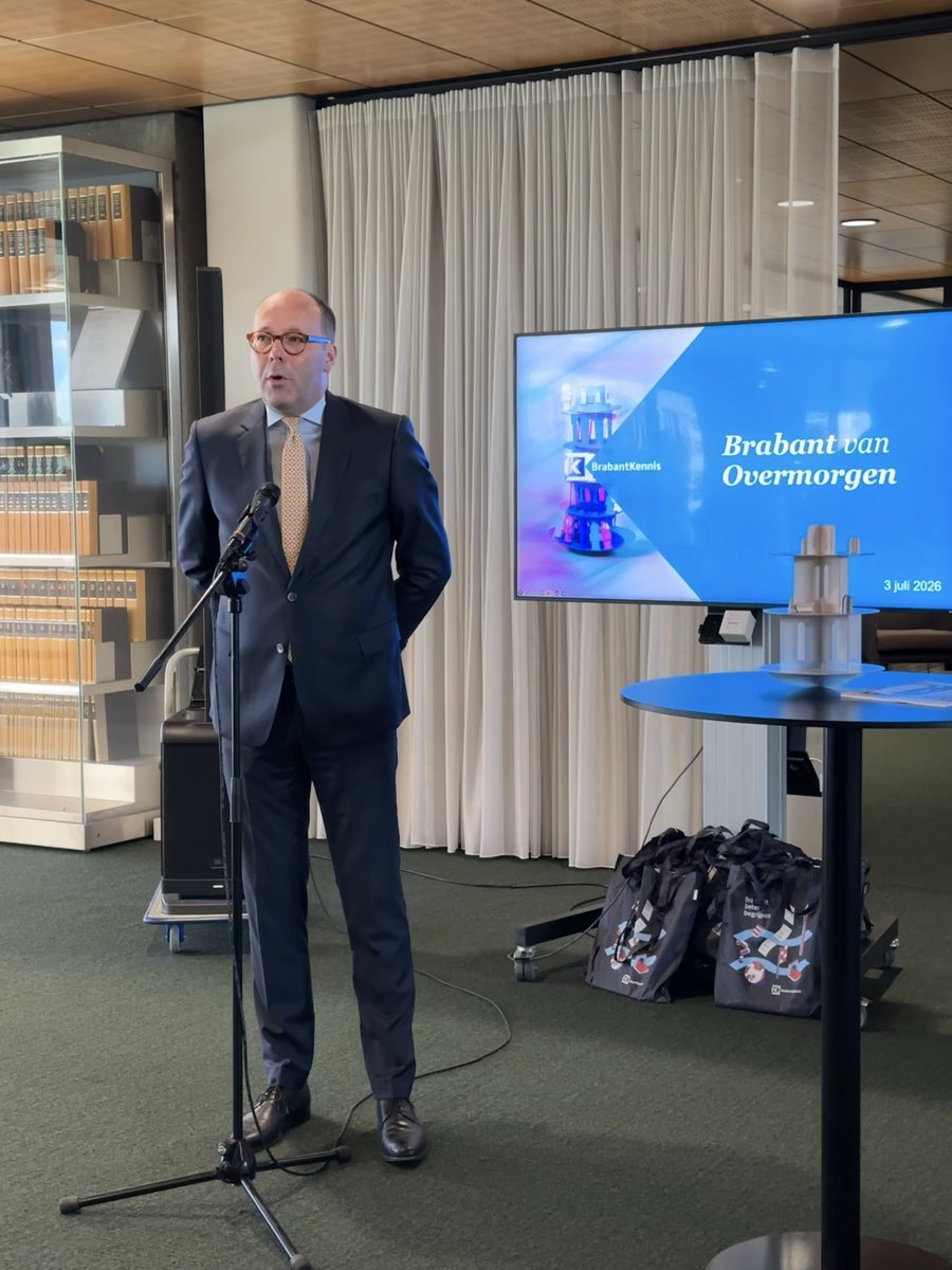 PSBrabant's tweet photo. Hoe ziet Brabant eruit in 2040? 🔮 Provinciale Staten namen de Brabant van Overmorgen Toekomstgids in ontvangst van BrabantKennis. De gids verkent ontwikkelingen rond ruimte, samenleving, digitalisering en economie en dient als gesprekstarter over de toekomst van Brabant. 🚀 https://t.co/dZ4SBvlFyH