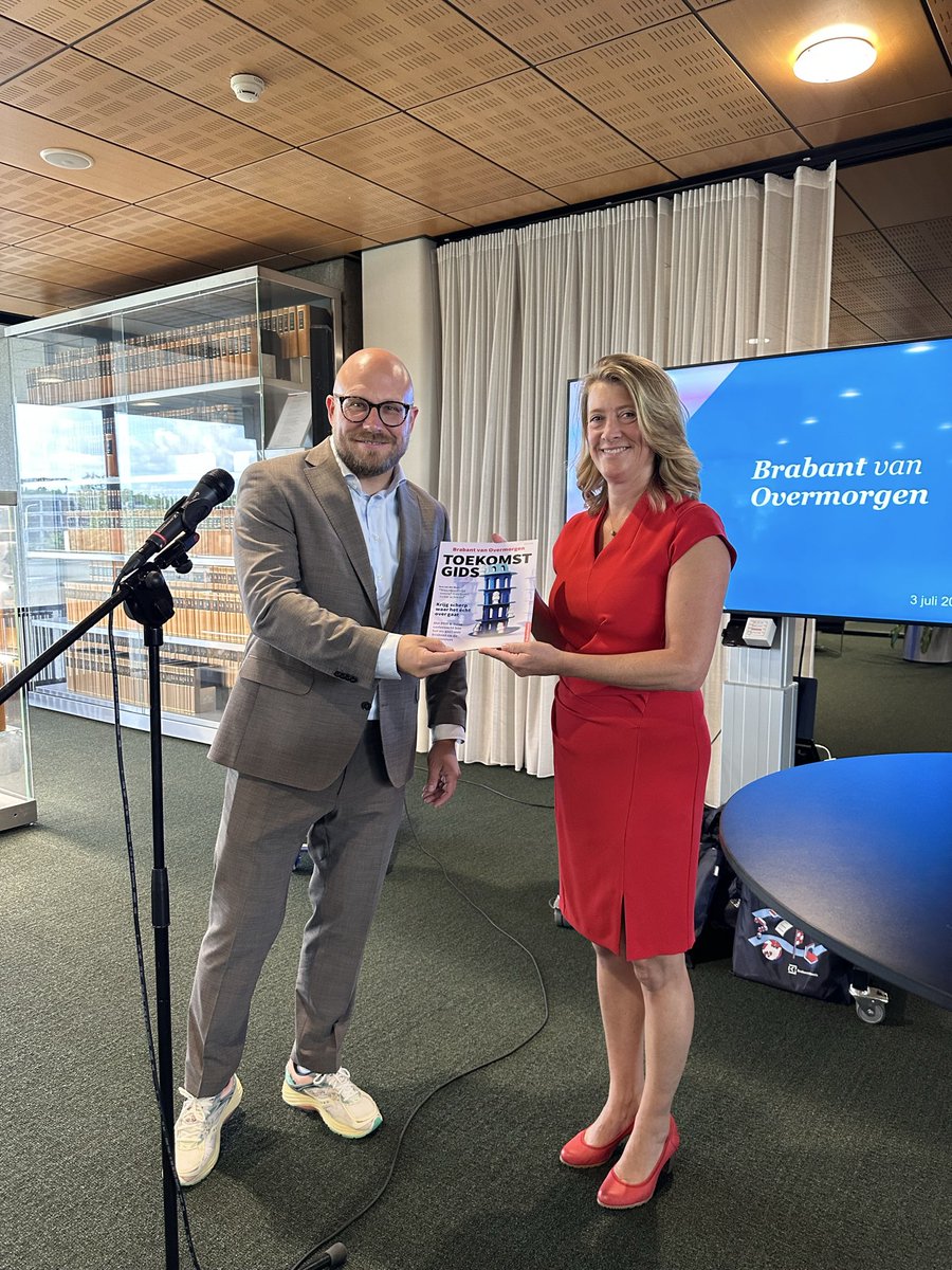 PSBrabant's tweet photo. Hoe ziet Brabant eruit in 2040? 🔮 Provinciale Staten namen de Brabant van Overmorgen Toekomstgids in ontvangst van BrabantKennis. De gids verkent ontwikkelingen rond ruimte, samenleving, digitalisering en economie en dient als gesprekstarter over de toekomst van Brabant. 🚀 https://t.co/dZ4SBvlFyH