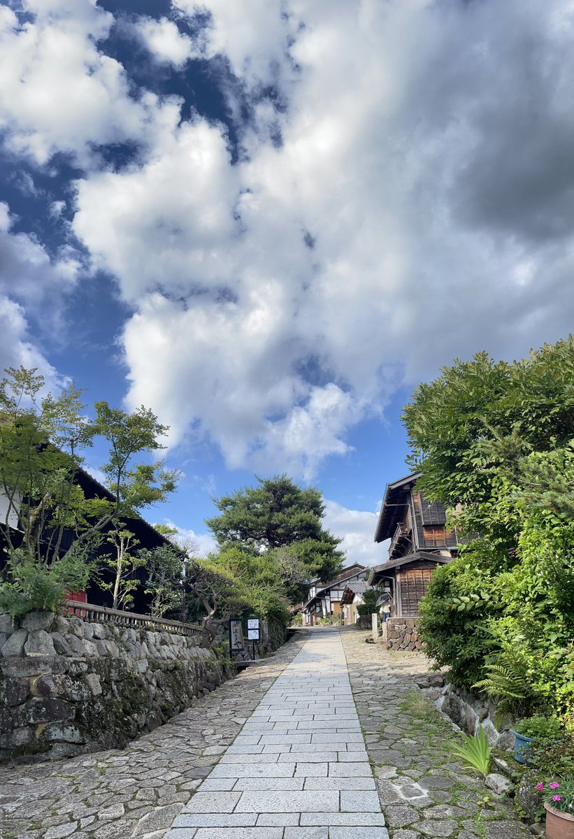 ore_stroker's tweet photo. 馬籠宿に来た。
外人ばかりで異世界に来た感じ🙄 https://t.co/M8gbxELpzY