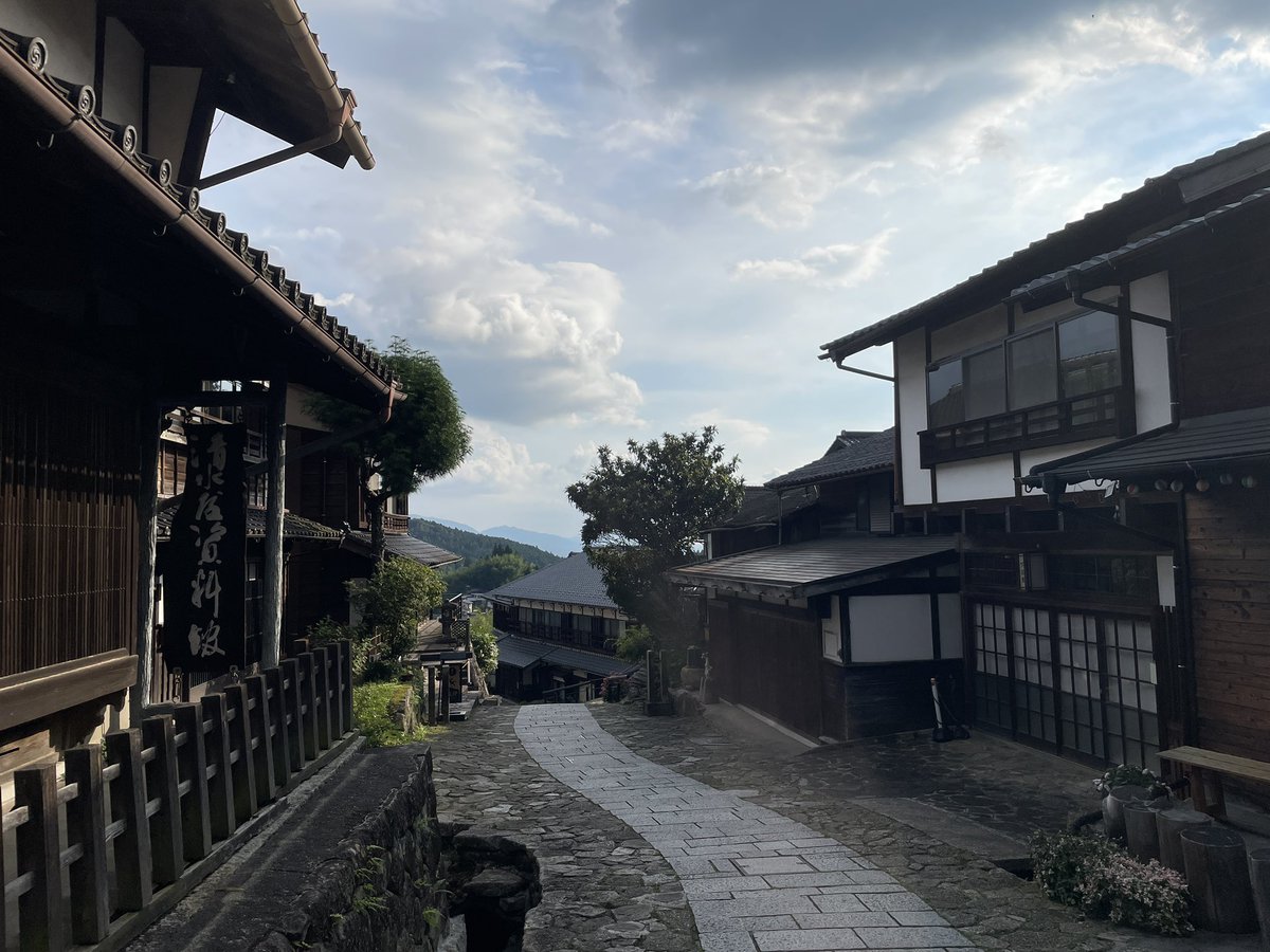ore_stroker's tweet photo. 馬籠宿に来た。
外人ばかりで異世界に来た感じ🙄 https://t.co/M8gbxELpzY