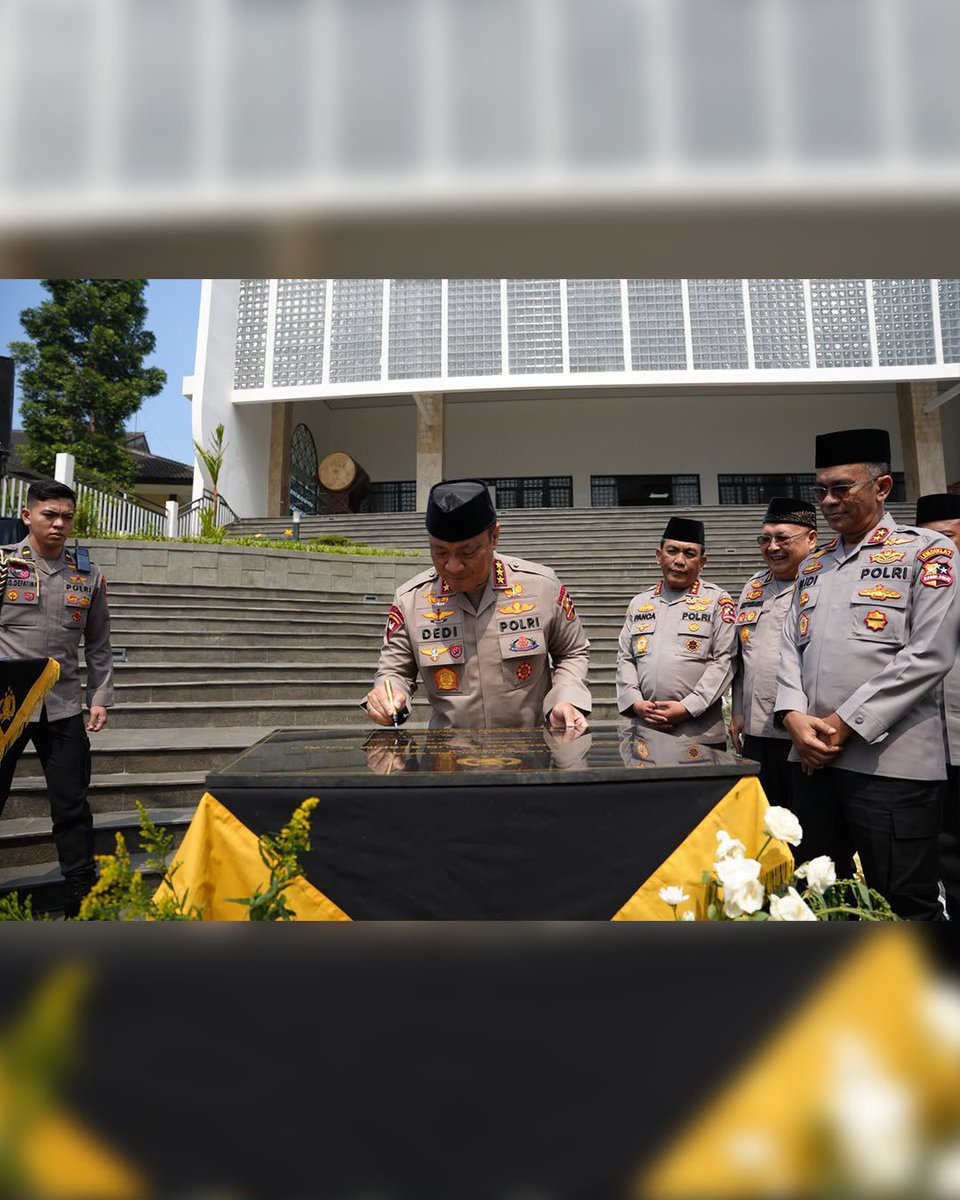 DivHumas_Polri's tweet photo. Wakapolri, Komjen Pol. Prof. Dr. Dedi Prasetyo, S.H., M.Hum., M. Si., M.M., meresmikan revitalisasi Masjid Panggilan Sujud di Sespim Lemdiklat Polri, Lembang, Jawa Barat. Peresmian revitalisasi Masjid Panggilan Sujud dilaksanakan bertepatan dengan momentum Hari Bhayangkara ke-80 Tahun 2026. Revitalisasi ini bertujuan memperkuat fungsi masjid sebagai pusat pembentukan karakter, pendidikan, dan penguatan spiritual. Langkah tersebut diharapkan dapat mencetak pemimpin Polri yang berintegritas, adaptif, dan berorientasi pada pengabdian kepada masyarakat. Peresmian revitalisasi masjid turut diisi kuliah umum oleh KH. Dr. Aang Ridwan, M. Ag., dosen Fakultas Dakwah dan Komunikasi Program Studi Komunikasi dan Penyiaran Islam (KPI) UIN Sunan Gunung Djati Bandung. Ia mengapresiasi komitmen Polri dalam memperkuat dimensi spiritual melalui revitalisasi rumah ibadah. 

“Masjid pendidikan harus menjadi tempat lahirnya pemimpin Polri yang unggul secara akademik, kuat secara spiritual, berintegritas, dan mengabdi kepada masyarakat,” ujar Wakapolri.