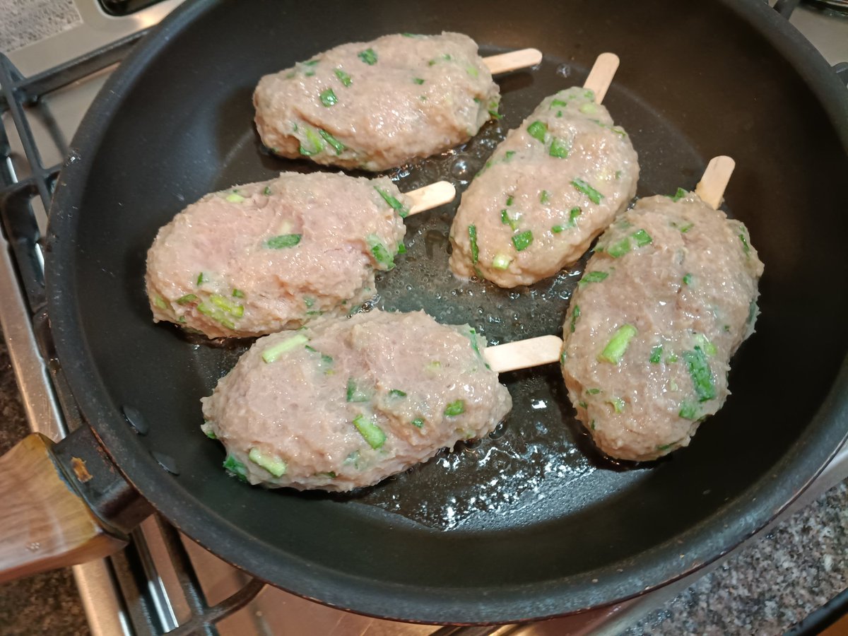 nakime's tweet photo. やはりつくねは自作するに限る（豚ニラつくね）。
一度軽く火を入れて、この後休ませてから仕上げはグリルで直火焼きします。 https://t.co/fwbkbh5iAw