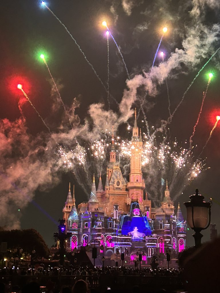 sweetjunesake's tweet photo. Shanghai Disneyland🏰🎆 https://t.co/mXeoTyxb97