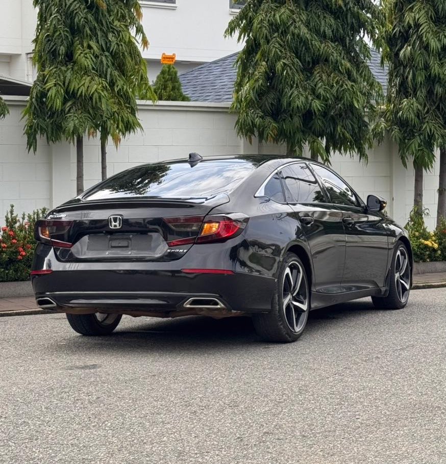 FrankDoe101's tweet photo. 2019 Honda Accord Sport 
1.5T engine 
48k miles 
Keyless entry &amp; start 
Sunroof 
Rear view camera 
PRICE — 210k p3 😁

Hit the dm
WhatsApp no in bio 

#YourCarGuy 🚘🕺🏽
#YourDubaiCarGuy 🇦🇪🇬🇭 https://t.co/YkOicsj1D4