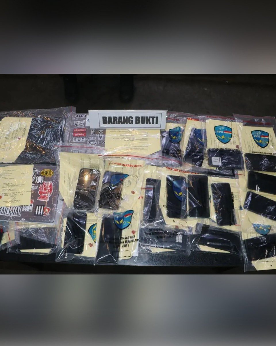 DivHumas_Polri's tweet photo. Ditressiber Polda Metro Jaya telah mengamankan empat tersangka jaringan judi online internasional 1xBet dan memblokir 75 rekening nominee dengan saldo Rp119 juta. Pengungkapan dilakukan setelah penyelidikan Direktorat Reserse Siber terhadap aliran dana perjudian. Salah satu tersangka, APS, berperan sebagai koordinator dan mencari orang yang bersedia untuk digunakan namanya sebagai nominee atau sebagai layering untuk menjadi rekening deposit dan rekening withdrawal dari perjudian online. APS mengaku beroperasi sejak April 2025. APS telah memproduksi sekitar lebih dari 500 rekening untuk dikirim ke luar negeri.

Modus yang digunakan APS untuk merekrut orang sebagai penampung transaksi judi online yakni dengan mengiming-imingi imbalan Rp300–500 ribu per rekening. "Namun konsekuensi hukum yang harus dihadapi oleh para nominee ini adalah mereka dapat juga dijadikan atau dikenakan sebagai tersangka dalam TPPU. Artinya, jangan sampai data pribadi kita, kita serahkan ke orang lain dan kita akhirnya terseret masalah hukum. Karena data pribadi kita itu untuk membuat rekening, seharusnya untuk kebutuhan finansial kita," ujar Kasubdit IV Ditressiber Polda Metro Jaya AKBP Grawas Sugiharto, S.Kom., M. Si., dilansir dari Mediahub Polri, Rabu (1/7).
