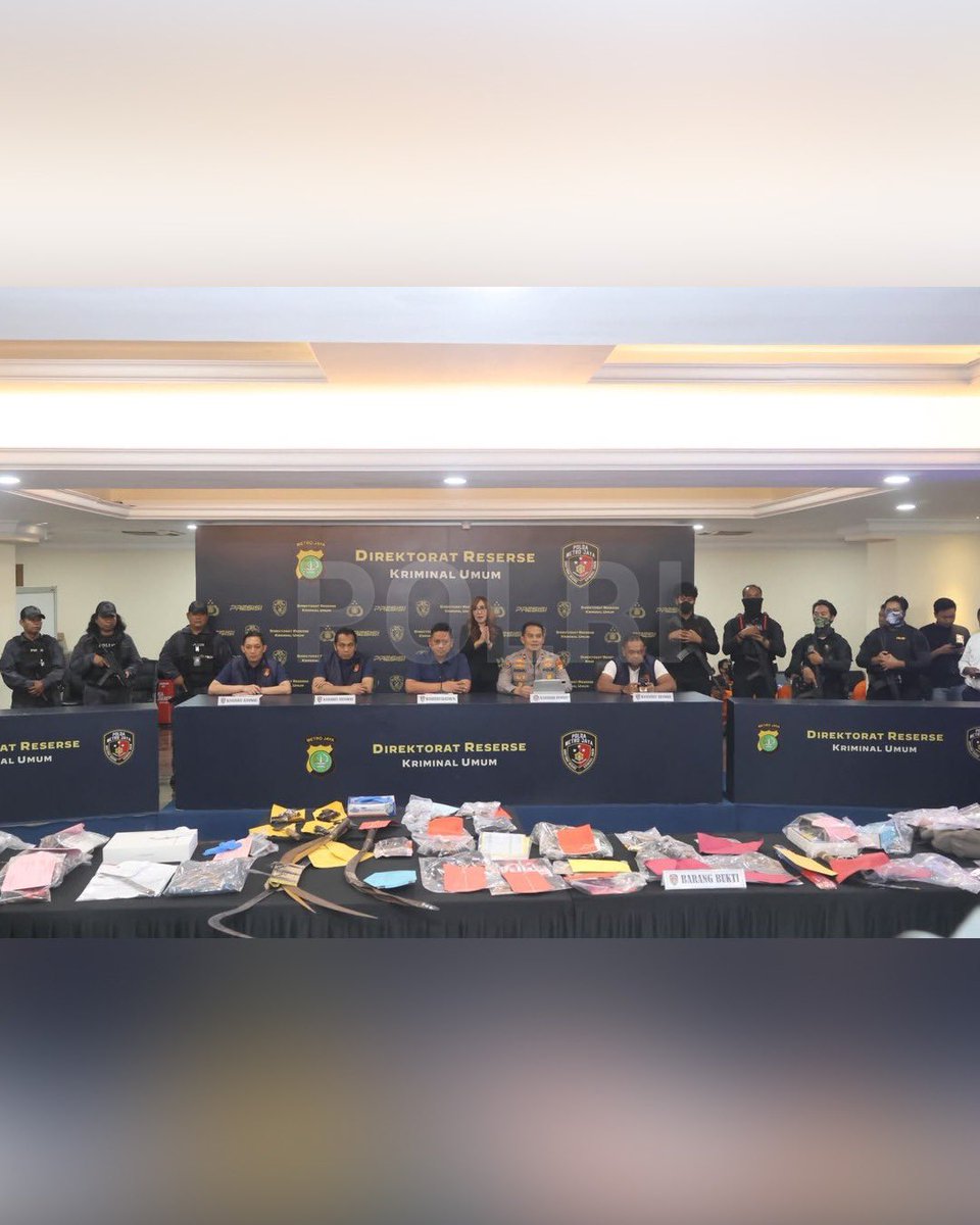DivHumas_Polri's tweet photo. Sepanjang Januari hingga Juni 2026, Polda Metro Jaya bersama Polres jajaran berhasil mengungkap 2.216 kasus kejahatan 3C (curanmor, curat, dan curas) di wilayah Jakarta dan sekitarnya. Dari pengungkapan tersebut sebanyak 2.054 tersangka telah diamankan. Selain itu, polisi juga telah menyita barang bukti terdiri dari uang tunai Rp2.076.000.000, 14 pucuk senjata api, 41 senjata tajam, 1.825 unit sepeda motor, 22 unit mobil, 296 telepon genggam, 10 laptop, 95 butir peluru, 110 kunci letter T atau letter Y, 145 tabung gas LPG, 4 unit softgun, serta emas seberat 866,98 gram.

Untuk mengantisipasi dan menimilasir kejahatan serupa, jajaran Polda Metro Jaya meningkatkan patroli keamanan terutama pada rentang pukul 22.00 WIB sampai 05.00 WIB. Polri pun meminta masyarakat untuk segera melaporkan segala bentuk aktivitas mencurigakan ataupun situasi darurat melalui Call Center 110. “Kami mengajak seluruh masyarakat untuk terus bersinergi dengan kepolisian. Keamanan bukan hanya tanggung jawab aparat penegak hukum, tetapi tanggung jawab kita bersama,” ucap Kasubbidpenmas Bidhumas Polda Metro Jaya Kompol Tiksnarto Andaru Rahutomo, S.H., S.I.K., M. Si., Rabu (1/7).