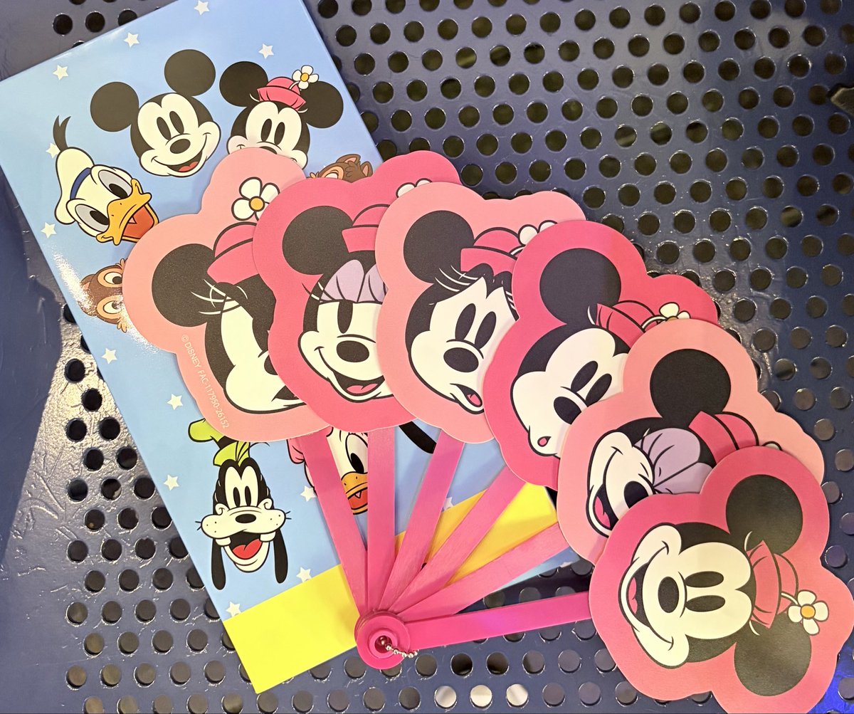 mnmn20252025's tweet photo. 交換 ディズニー ディズニーストア
扇子 シークレット

譲 】 ミニー ちゃん

求 】 デイジー ちゃん

ただいま舞浜におります。
この後ランドの貸切に参加します。

7/4舞浜駅周辺 ( 13:00前後 )
7/8 ランド 舞浜駅周辺
7/15 シー   舞浜駅周辺
での受け渡しでも可能です。

よろしくお願いします🥺 https://t.co/pHXlAxf3Gw