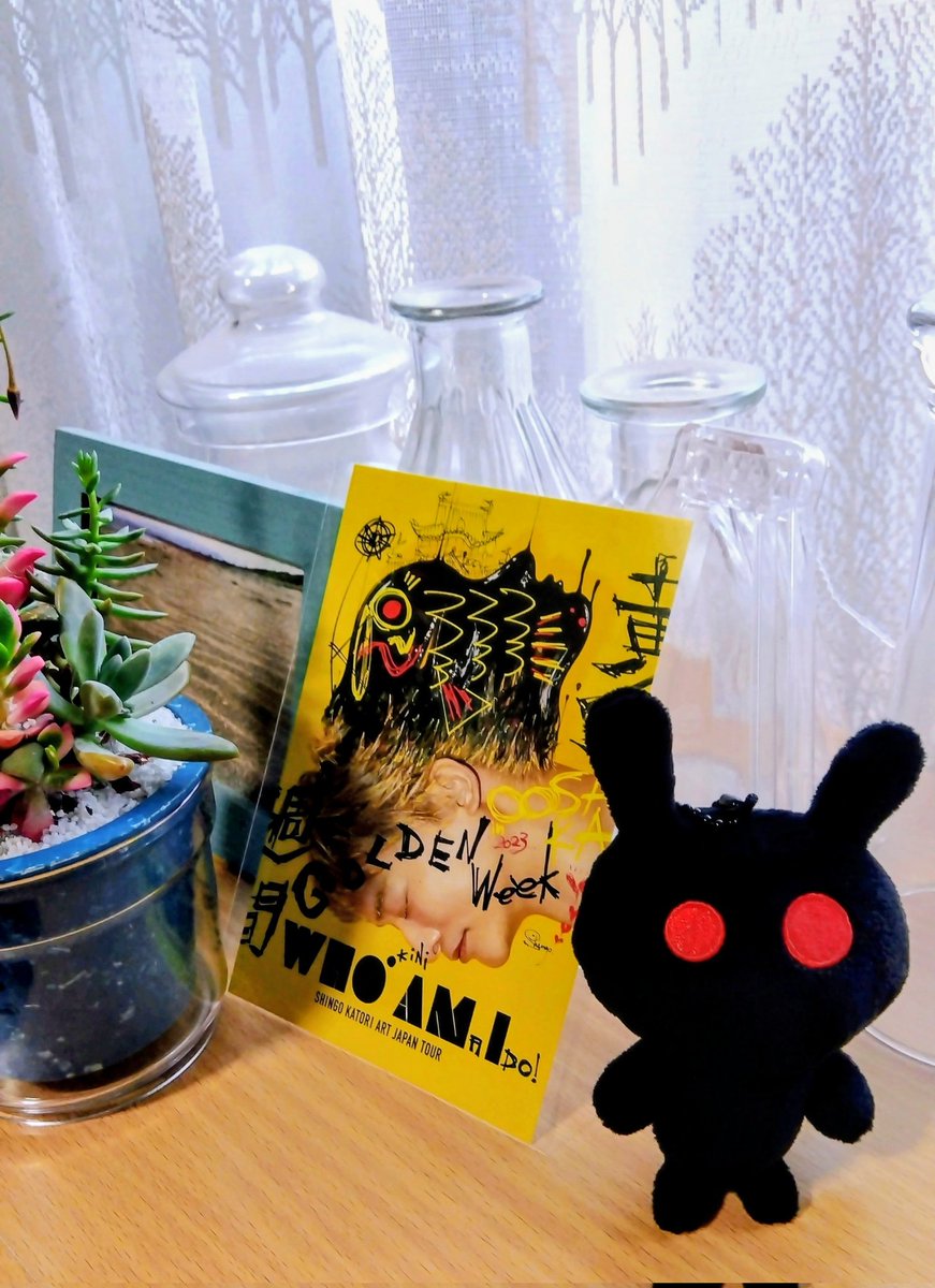 1202momonachu's tweet photo. #バナ穴
#稲垣吾郎
#草彅剛
#香取慎吾
新しい地図の３人が本人役で出演。韓国の軍隊が駐留してたり、まるで猿の惑星の自由の女神を暗示するかのように東京スカイツリーが沖合に沈んでたり、意味不明だらけだったけど面白かった。川島夫人の慎吾コレクションの中に個展で観た福助を発見して嬉しかった。 https://t.co/NEW5jAtdL0