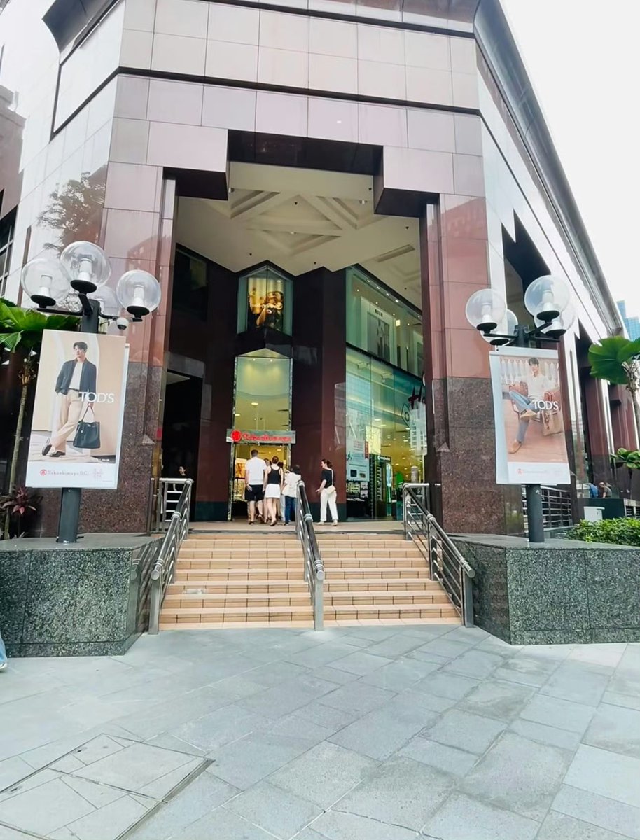 BunnyZhan1991's tweet photo. Wow, the streets of Singapore are filled with Xiao Zhan's Tod's ads 😍❤️ https://t.co/Gu24HtaRQx