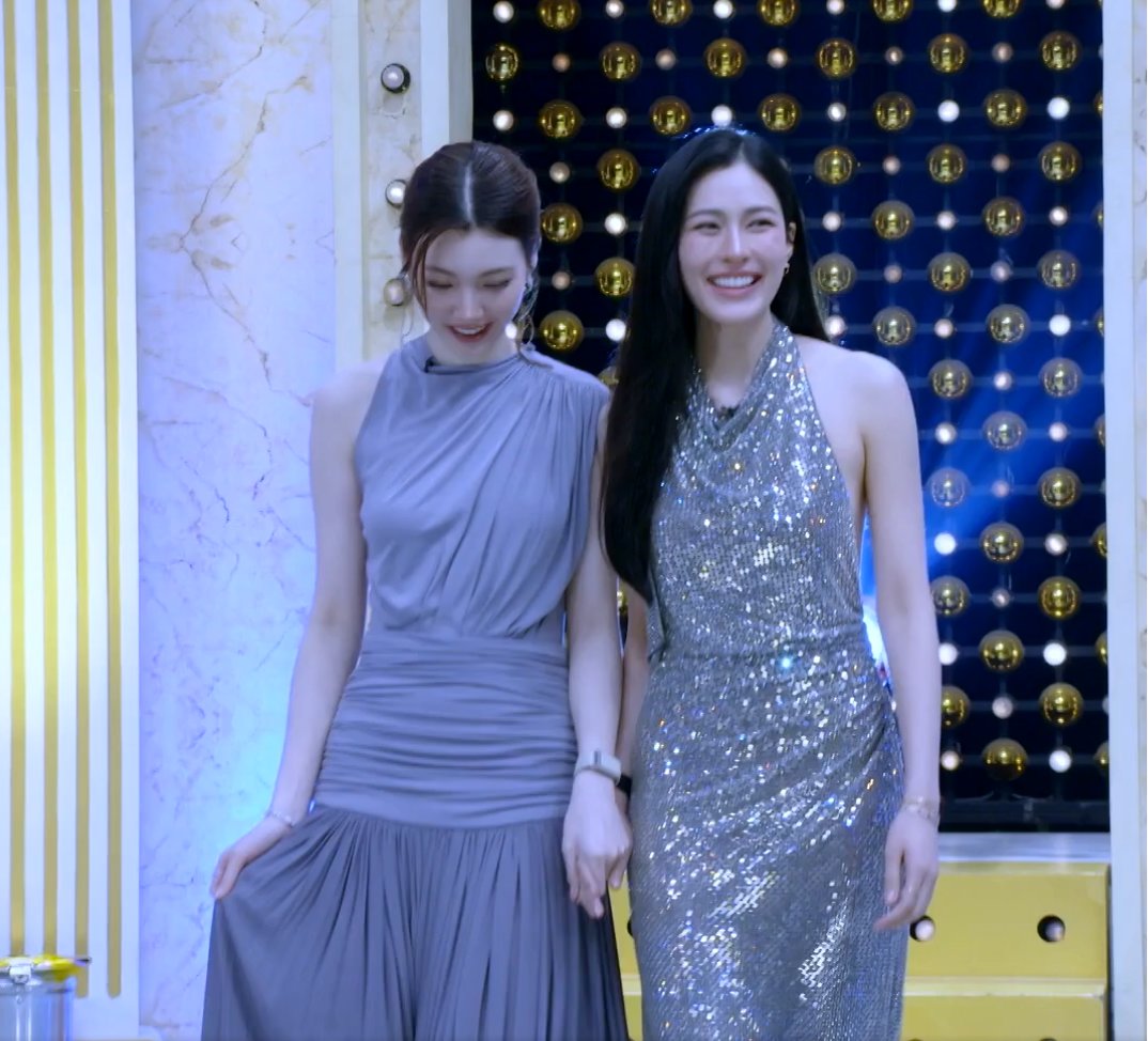 onewana2903's tweet photo. เป็นไรกันถึงต้องจับมือกัน https://t.co/bC9B46qq5D
