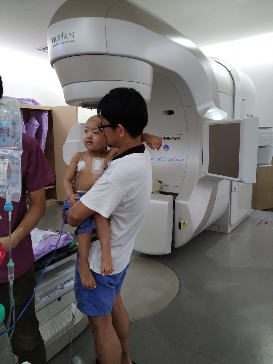 yutaaoki3000's tweet photo. 4歳の息子は余命宣告されてからもできる限りの治療をしました。

中でも記憶に強く残っているのは放射線治療です。
医師からの言葉が忘れられません。

「照射した部位は1年後には使えなくなる可能性が高いです」

照射した足や腎臓は1年後には使えなくなるということでした。
確かに2ヶ月半という余命宣告をされていたことを考えれば1年生きられたら御の字なのかもしれません。
でも、奇跡的に完治することを心から信じていた私には辛く苦しい言葉でした。

主治医から一馬に
「明後日からビームの治療始めるよ、スペシウム光線だよ」
と話すと
「痛そう、怖いよ～」
と泣き出しました。

主治医がいくら痛くないし熱くもないし痒くもないと説明してもダメでしたが、
私が
「ウルトラの母のマザー光線だよ」
と話したら
「タロウを治したやつ？」
と。
「そうだよ。タロウとかゾフイーとか治したやつだよ」
と話すと笑顔になりました。

ウルトラマンは偉大です。