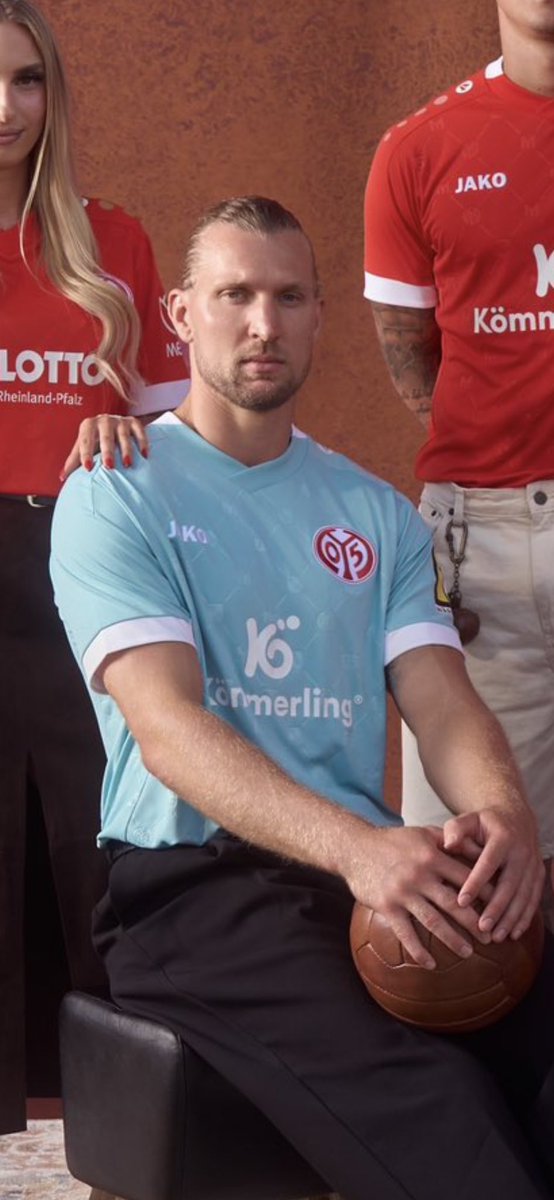 ggsolotl's tweet photo. @1FSVMainz05 „Alle in rot“

Dieser eine Typ: https://t.co/sZSqEGxh0O