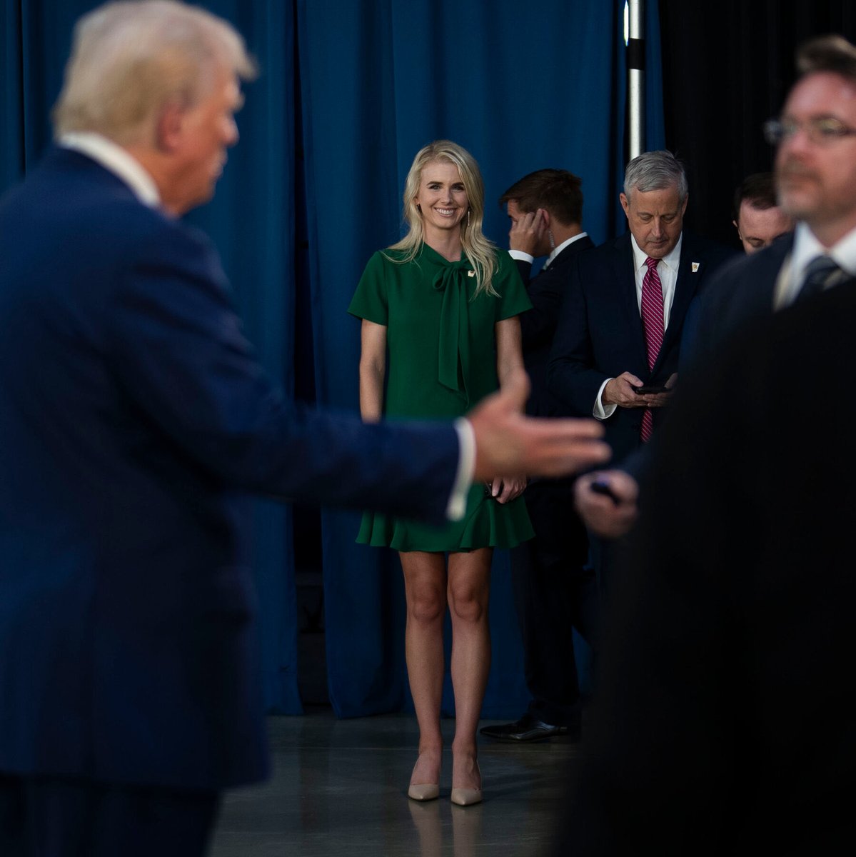 vesstnik's tweet photo. В США обеспокоены «нездоровыми» отношениями Трампа с помощницей. 
34-летняя блондинка Натали Харп оставляет президенту личные записки и публикует ночные посты в Truth Social в обход администрации. 

Читать вот тут: https://t.co/mwqS0XmgOV https://t.co/1IQbh6XaRO