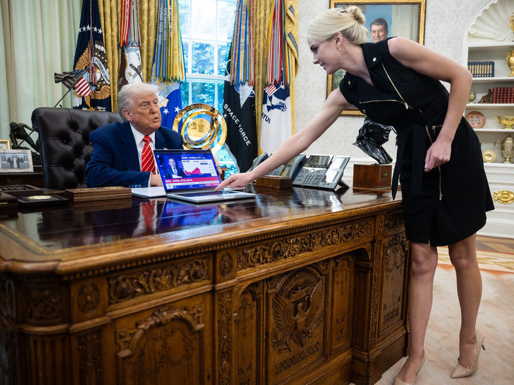 vesstnik's tweet photo. В США обеспокоены «нездоровыми» отношениями Трампа с помощницей. 
34-летняя блондинка Натали Харп оставляет президенту личные записки и публикует ночные посты в Truth Social в обход администрации. 

Читать вот тут: https://t.co/mwqS0XmgOV https://t.co/1IQbh6XaRO