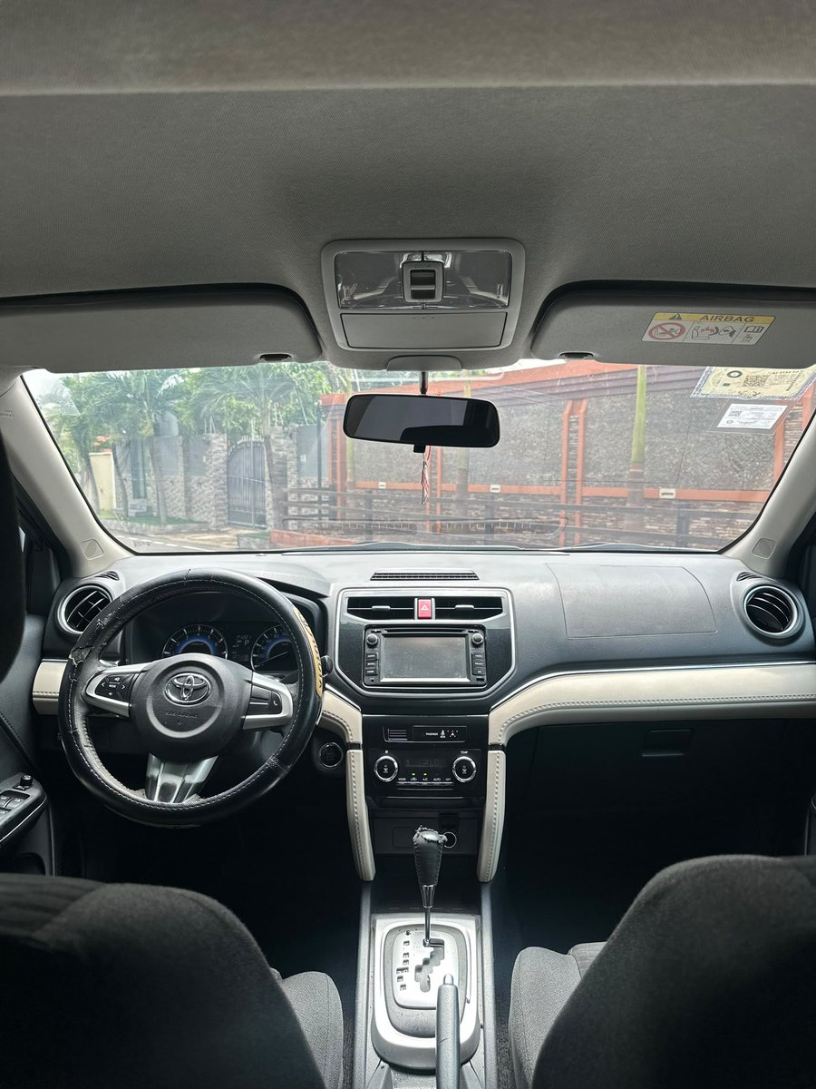 FrankDoe101's tweet photo. 2018 Toyota Rush S 
1.5L engine | 50k miles 
PRICE — 215k p3 😁

Your road no good / You want something economical 
This is for you 🚘🕺🏽

Keyless entry & start 
Touchscreen infotainment system 
Rear view camera 
3rd row seats / 7 seater 
Economical family SUV
WhatsApp no in bio / Hit the dm

#YourCarGuy 🚘🕺🏽
#YourDubaiCarGuy 🇦🇪🇬🇭