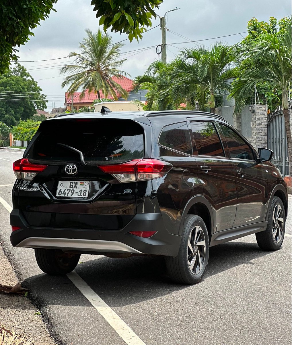 FrankDoe101's tweet photo. 2018 Toyota Rush S 
1.5L engine | 50k miles 
PRICE — 215k p3 😁

Your road no good / You want something economical 
This is for you 🚘🕺🏽

Keyless entry & start 
Touchscreen infotainment system 
Rear view camera 
3rd row seats / 7 seater 
Economical family SUV
WhatsApp no in bio / Hit the dm

#YourCarGuy 🚘🕺🏽
#YourDubaiCarGuy 🇦🇪🇬🇭