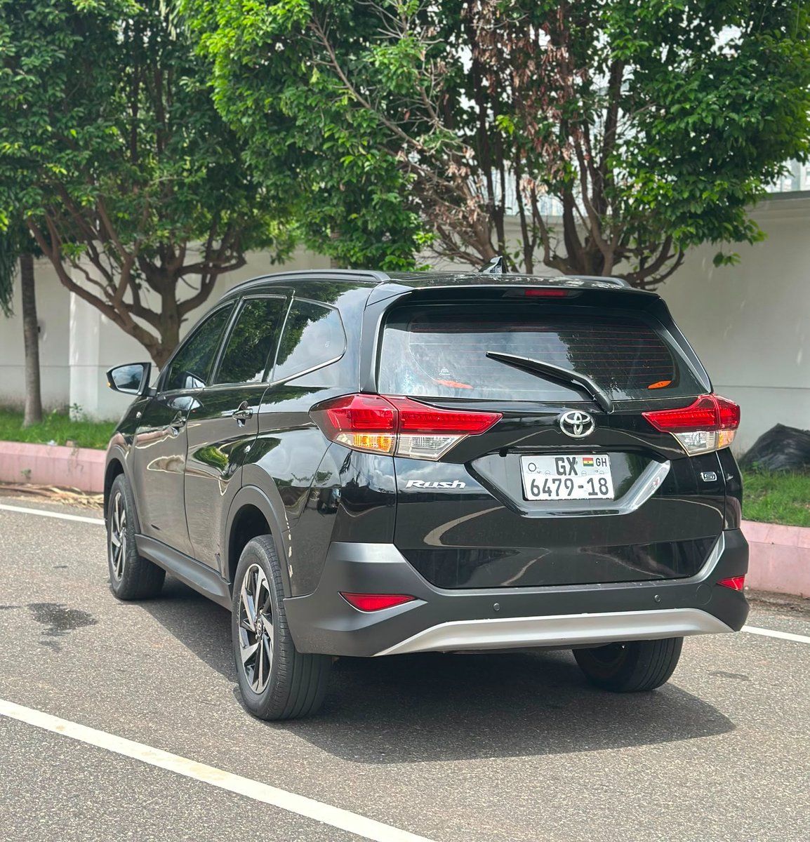 FrankDoe101's tweet photo. 2018 Toyota Rush S 
1.5L engine | 50k miles 
PRICE — 215k p3 😁

Your road no good / You want something economical 
This is for you 🚘🕺🏽

Keyless entry & start 
Touchscreen infotainment system 
Rear view camera 
3rd row seats / 7 seater 
Economical family SUV
WhatsApp no in bio / Hit the dm

#YourCarGuy 🚘🕺🏽
#YourDubaiCarGuy 🇦🇪🇬🇭