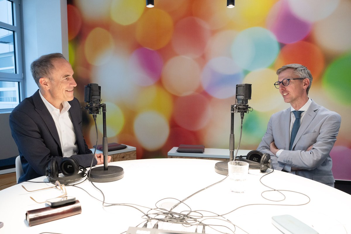 larscastellucci's tweet photo. Im Podcast VORANGEDACHT spricht @FAHarms über Lösungen anstatt über Probleme - ganz nach meinem Geschmack. Deshalb freut es mich, dass ich in der aktuellen Folge dabei sein durfte. U.a. geht es um meine Initiative #wirdgut.
https://t.co/geTMoBDRud
📸HC Plambeck für t-online https://t.co/qEBzE3TC3I