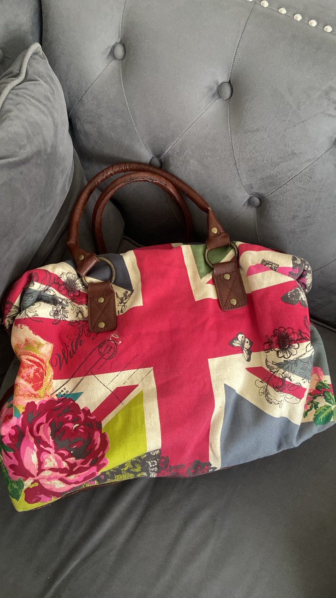 27359s's tweet photo. Bag my mum got from the carboot I’m robbing it https://t.co/qaVWqzvB0Z
