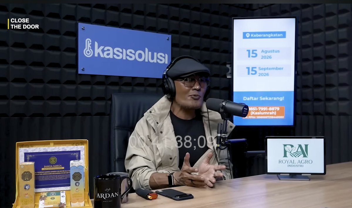LambeSahamjja's tweet photo. Host: MBG lagi ribut nih, Om.

Deddy: Emang hancur-hancuran, buktinya Dadan ditangkap. Ada yang salah di pengelolaannya.

Host: Berarti setuju dikritik habis?

Deddy: Setuju. Kalau busuk, bongkar aja.

Host: Tapi Om jarang vokal ya?

Deddy: Gue bedain kritik berilmu sama ikut arus. Yang paham data kayak Feri Irwandi, Felix Siauw, Feri Amsari, itu gue dengerin.

Host: Beda sama yang cuma ribut doang?

Deddy: Beda jauh. Yang berisik tanpa ilmu itu cuma nambah gaduh, enggak produktif.