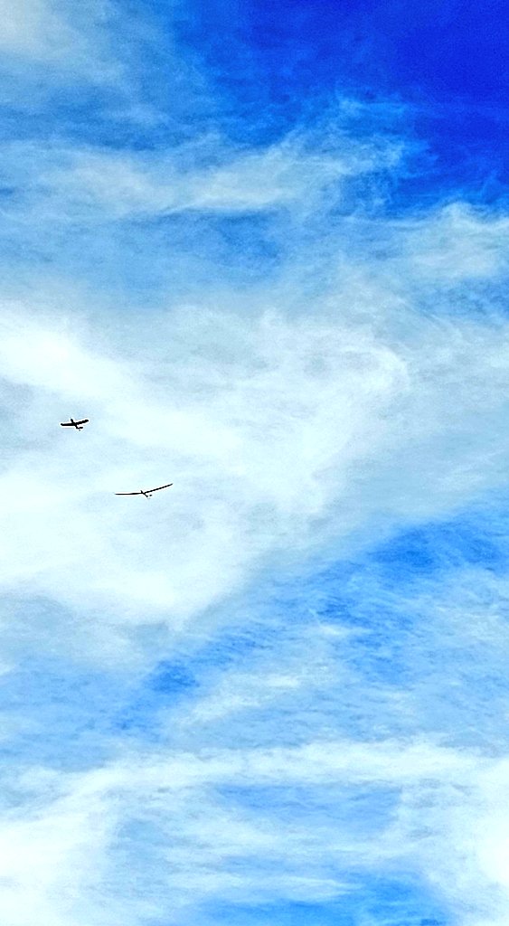 Grenoside's tweet photo. #Flyday
#Skyday
June 26 - just flew by! What a month of perfect blue skies it brought us! 💙 https://t.co/EdDiN0IUTZ