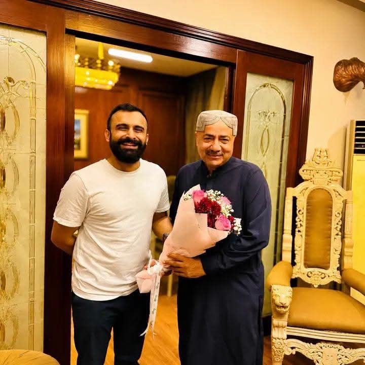 MSharifppp's tweet photo. محبوب لیڈر سردار طارق انور خان سیال صاحب کو مبارک کا سلسلہ شروع آج پاکستان پیپلز پارٹی ڈسٹرکٹ کائونسل میمبر بلند خان جونیجو نے سیال ھائوس کراچی مین  محبوب لیڈر کو عمرہ شریف سعادت حاصل کرنے مبارک باد دے 
@TariqAnwarSiya2 @majid_brohi
@PPP_Org @MediaCellPPP @BBhuttoZardari https://t.co/B0586kSG9C