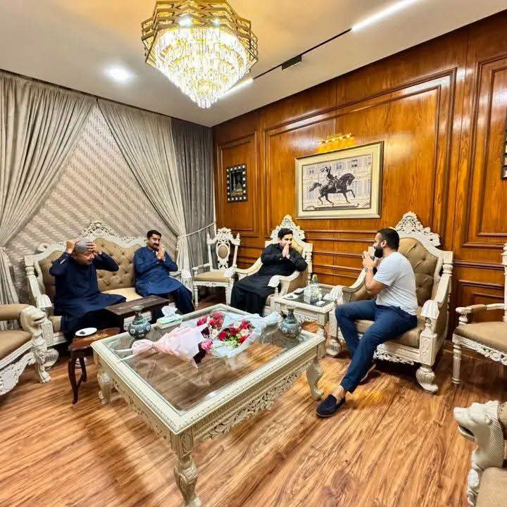 MSharifppp's tweet photo. محبوب لیڈر سردار طارق انور خان سیال صاحب کو مبارک کا سلسلہ شروع آج پاکستان پیپلز پارٹی ڈسٹرکٹ کائونسل میمبر بلند خان جونیجو نے سیال ھائوس کراچی مین  محبوب لیڈر کو عمرہ شریف سعادت حاصل کرنے مبارک باد دے 
@TariqAnwarSiya2 @majid_brohi
@PPP_Org @MediaCellPPP @BBhuttoZardari https://t.co/B0586kSG9C