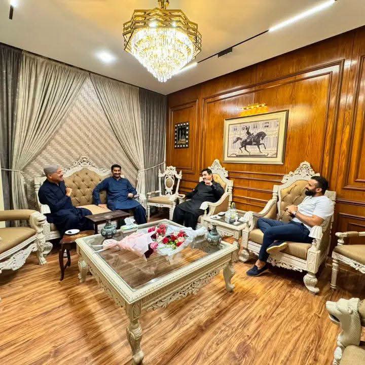 MSharifppp's tweet photo. محبوب لیڈر سردار طارق انور خان سیال صاحب کو مبارک کا سلسلہ شروع آج پاکستان پیپلز پارٹی ڈسٹرکٹ کائونسل میمبر بلند خان جونیجو نے سیال ھائوس کراچی مین  محبوب لیڈر کو عمرہ شریف سعادت حاصل کرنے مبارک باد دے 
@TariqAnwarSiya2 @majid_brohi
@PPP_Org @MediaCellPPP @BBhuttoZardari https://t.co/B0586kSG9C
