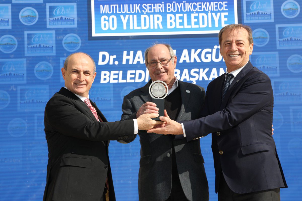 drhasanakgun's tweet photo. Büyükçekmece’mize uzun yıllar büyük bir özveriyle hizmet eden; Yüksek Mimar, eski Belediye Başkan Yardımcımız, Teknik Koordinatörümüz ve Danışmanlığımı yapan kıymetli yol arkadaşım Sayın Zafer Özsayın’ın vefatını derin bir üzüntüyle öğrendim.

Zafer Özsayın, sadece görev yaptığı makamlarla değil; dürüstlüğü, çalışkanlığı, mütevazılığı ve Büyükçekmece’ye duyduğu sevdayla hepimizin gönlünde özel bir yer edindi. Başta Kültür Park olmak üzere ilçemize kazandırılan birçok önemli projede alın teri, emeği ve imzası vardır.

Kentimizin gelişimine yıllarını adayan kıymetli yol arkadaşımızı; güler yüzü, nezaketi, insanlığı ve belediyemize duyduğu güçlü aidiyet duygusuyla daima saygı ve minnetle hatırlayacağız.

Merhuma Yüce Allah’tan rahmet; başta değerli ailesi olmak üzere tüm yakınlarına, çalışma arkadaşlarımıza ve tüm büyük Büyükçekmece aileme sabır ve başsağlığı diliyorum.

Ruhu şad mekanı cennet olsun.

Dr. Hasan AKGÜN
Büyükçekmece Belediye Başkanı