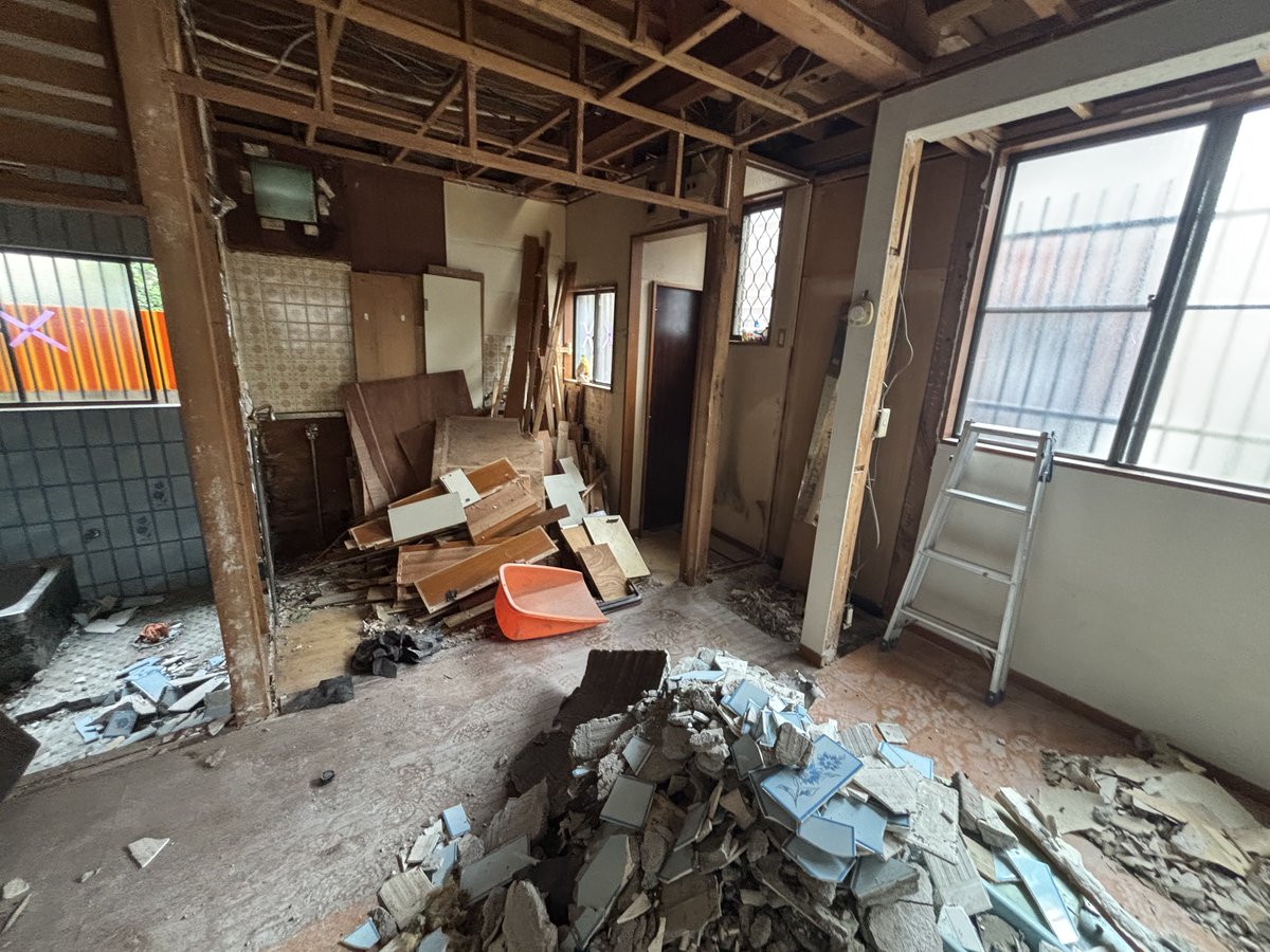 cocominka's tweet photo. 【民泊予定】
新規物件！
新宿区大久保の木造2階建住居🏠
築40年越えの昭和の建物。

解体が進んでおります。
新しい間取りを踏まえつつ、
使える部分を残し、不必要な部分を撤去👍 https://t.co/wUArj4wzRJ