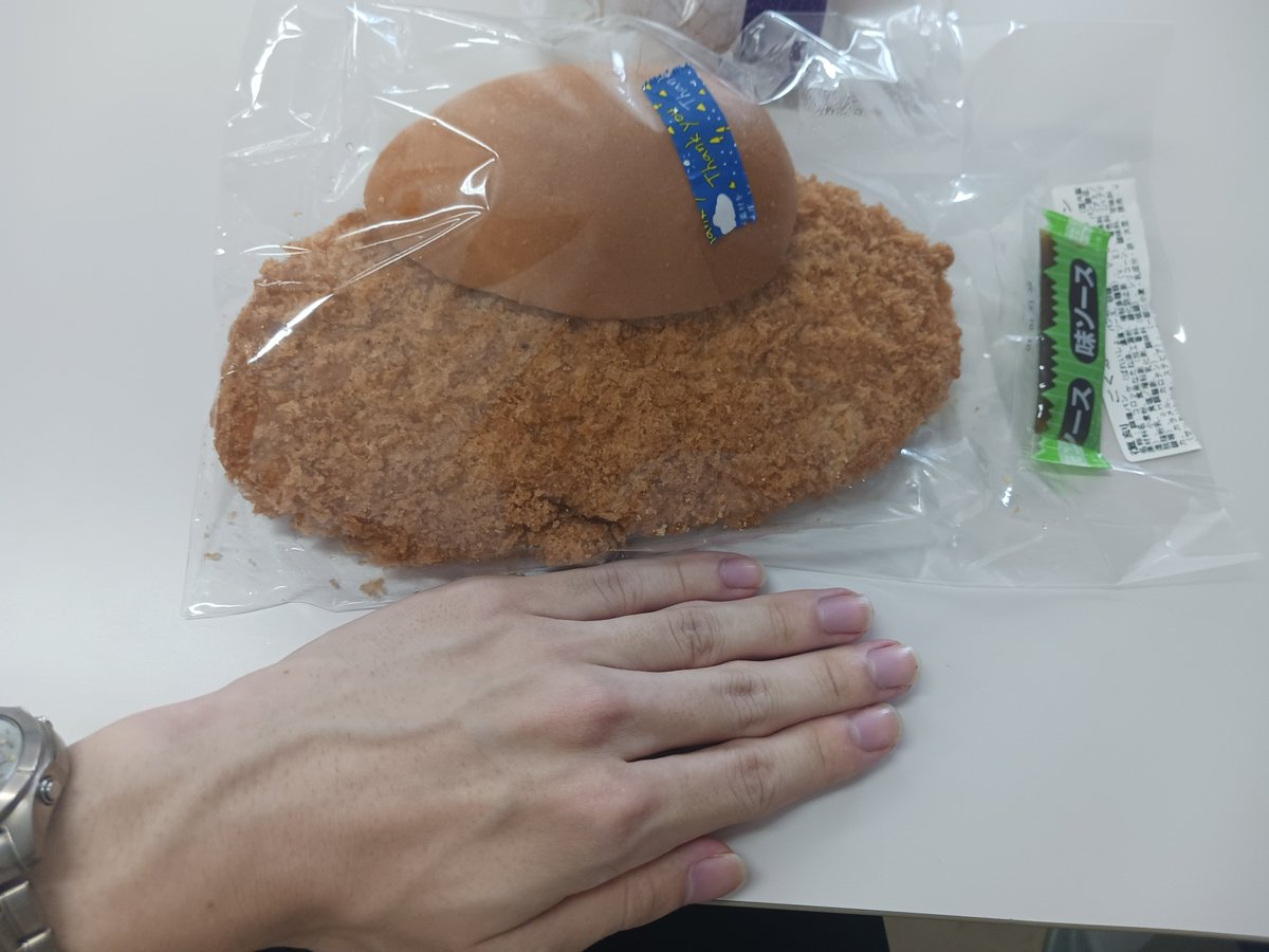 taikuler's tweet photo. ごくふつうのコロッケパンって名前だったから買ったんだけどな…
900kcal以上あった https://t.co/75Y28gCvt9